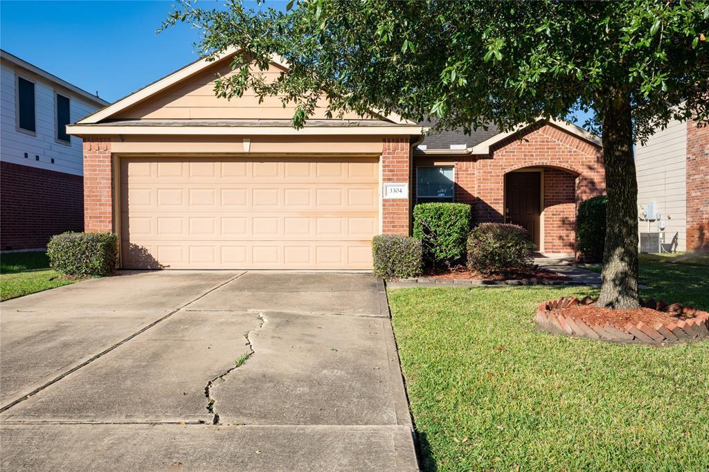 3304 Trail Hollow Dr in Pearland, TX - Building Photo