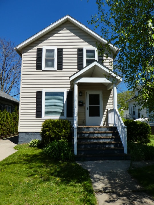 3825 6th Ave in Kenosha, WI - Foto de edificio