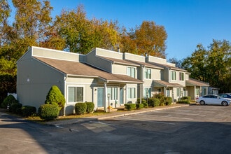 Village Lake Townhomes in Smyrna, TN - Foto de edificio - Building Photo