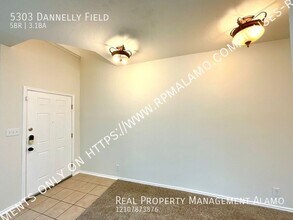 5303 Dannelly Fld in San Antonio, TX - Building Photo - Building Photo