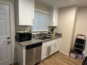 Cross Apartments in La Crescenta, CA - Building Photo - Building Photo