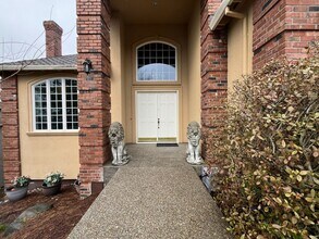 8223 NW Hazeltine St in Portland, OR - Foto de edificio - Building Photo