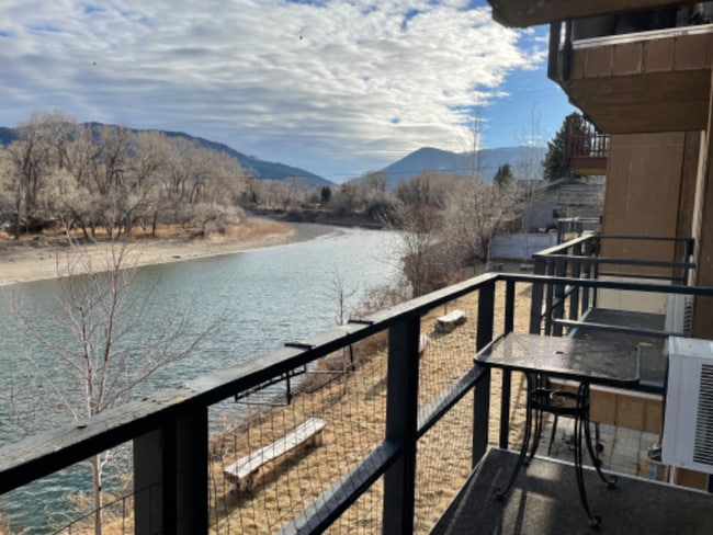 1011 River Dr