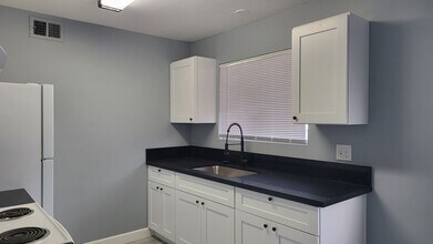3240 Michael Way-Unit -Michael Unit 4 in Las Vegas, NV - Building Photo - Building Photo