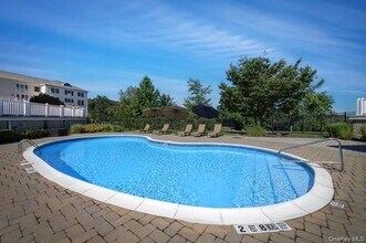 61 Bryant Ave in Roslyn, NY - Building Photo - Building Photo