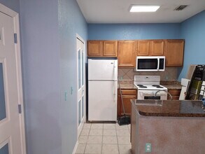 6137 Metrowest Blvd, Unit 202 in Orlando, FL - Building Photo - Building Photo