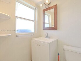 2250 NE 136th St in North Miami Beach, FL - Building Photo