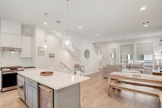 2781 Clinton Dr in Houston, TX - Building Photo - Building Photo