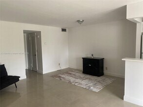 300 Layne Blvd in Hallandale Beach, FL - Building Photo - Building Photo