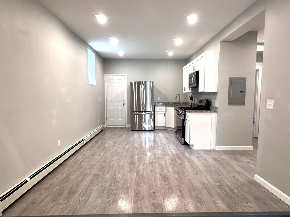 92 Greenville Ave in Johnston, RI - Building Photo