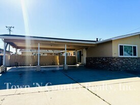 215 W Alvin Dr in Salinas, CA - Building Photo