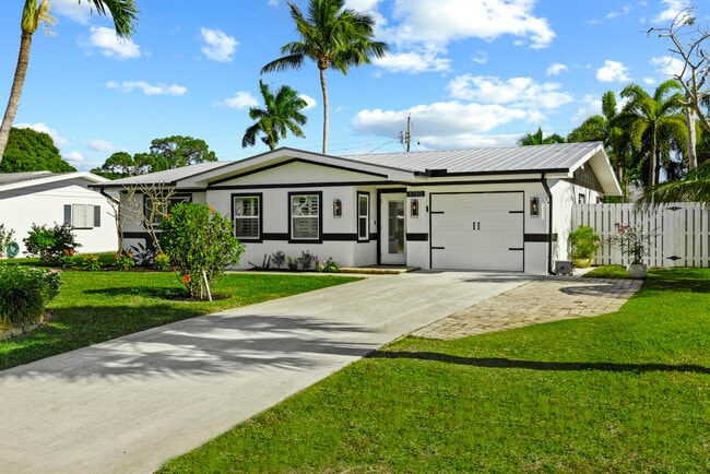 4780 SE Bayshore Terrace in Stuart, FL - Building Photo - Building Photo