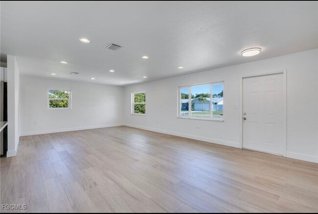 7171 Drake Dr in Ft. Myers, FL - Foto de edificio - Building Photo