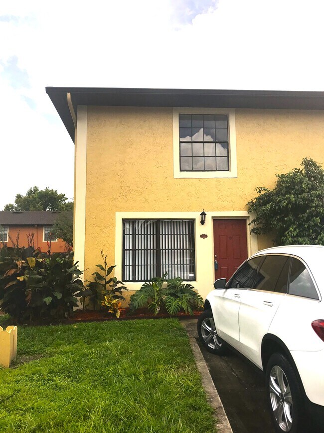 7404 Woodburn Ct in Winter Park, FL - Foto de edificio - Building Photo