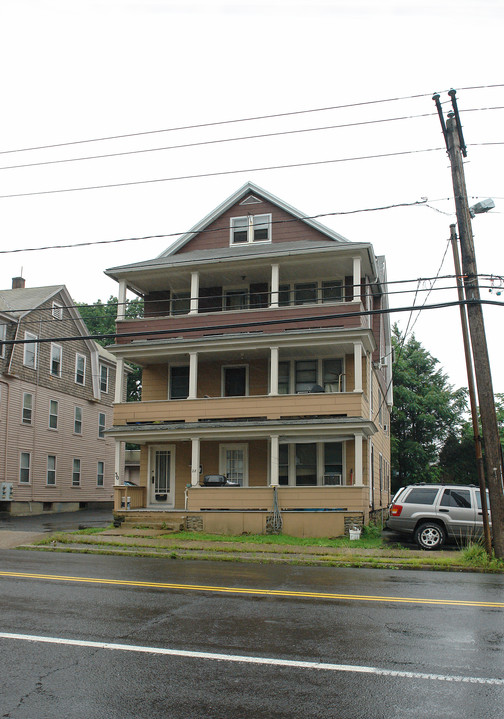 28 Meriden Rd in Waterbury, CT - Foto de edificio