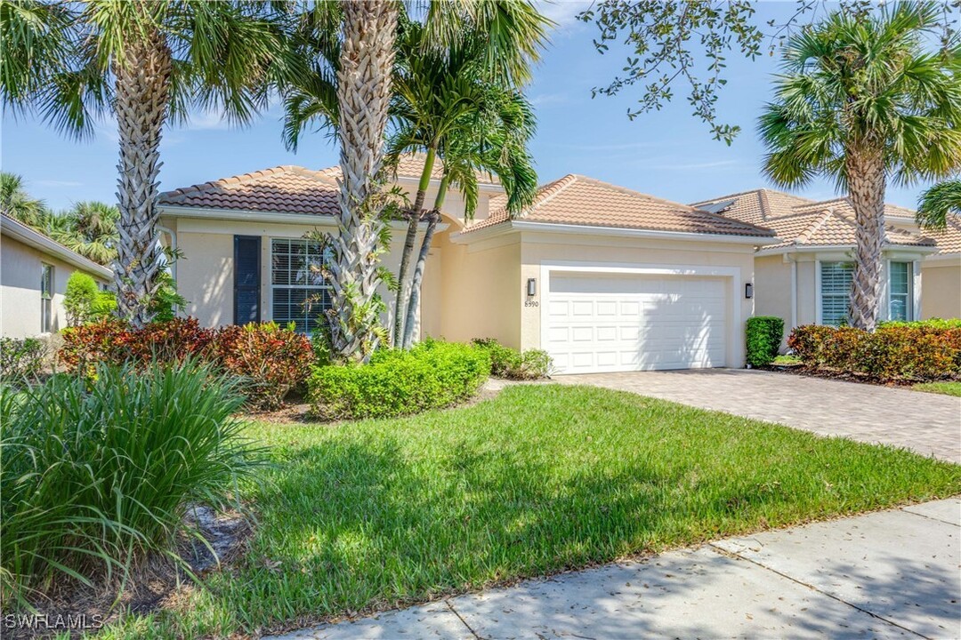 8590 Veronawalk Cir in Naples, FL - Building Photo