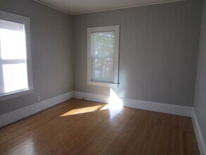 34 Dean St, Unit 2 in Attleboro, MA - Foto de edificio - Building Photo