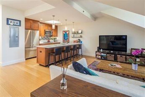 21 Father Francis Gilday St, Unit 205 in Boston, MA - Foto de edificio - Building Photo