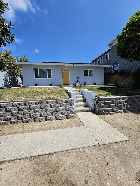 535 Dodson St in San Diego, CA - Foto de edificio