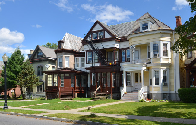 44 S Hamilton St in Poughkeepsie, NY - Foto de edificio - Building Photo