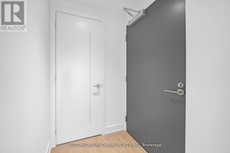 8 Cumberland St in Toronto, ON - Building Photo - Building Photo