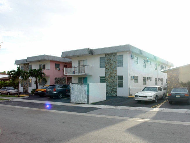 16151 NE 18th Pl in North Miami Beach, FL - Foto de edificio - Building Photo