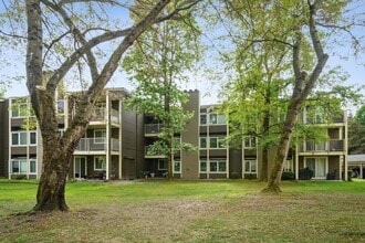 7338 W Lake Sammamish Pky NE in Redmond, WA - Building Photo - Building Photo