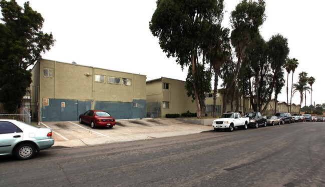 Island Gardens Apartments in San Diego, CA - Building Photo - Building Photo