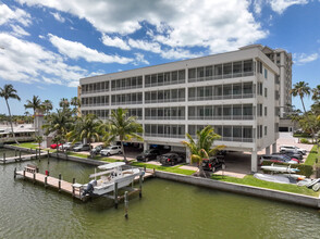 Vanderbilt Condos in Naples, FL - Building Photo - Building Photo