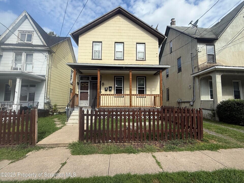 1349 Capouse Ave in Scranton, PA - Building Photo