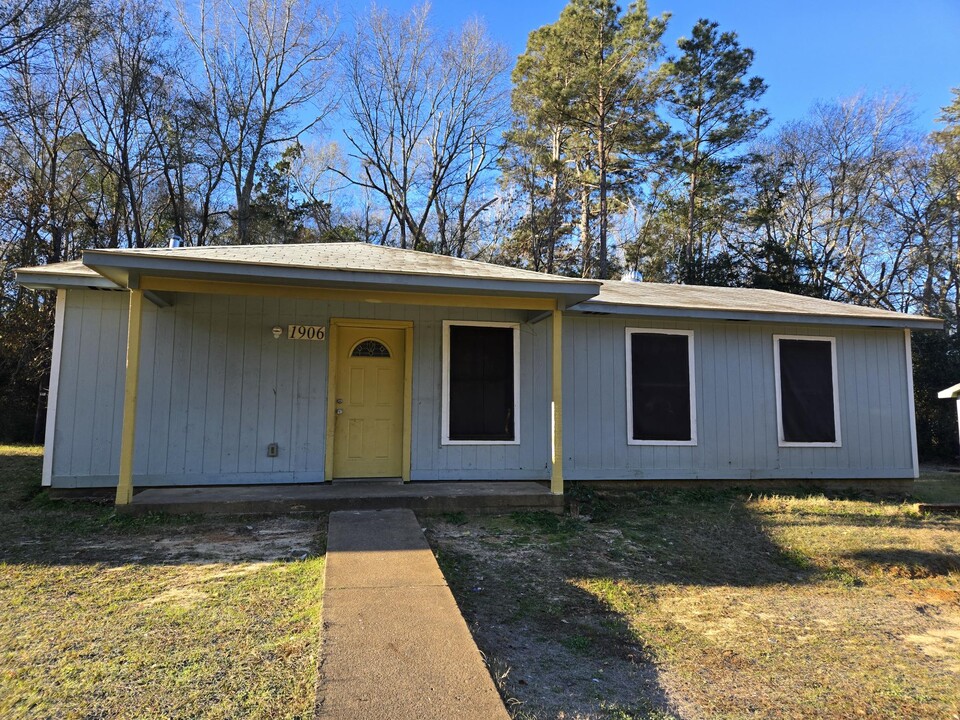 1906 Railroad St in Nacogdoches, TX - Building Photo