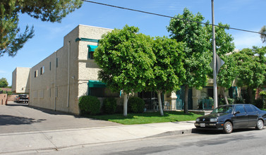 7034 Etiwanda Ave in Reseda, CA - Building Photo - Building Photo