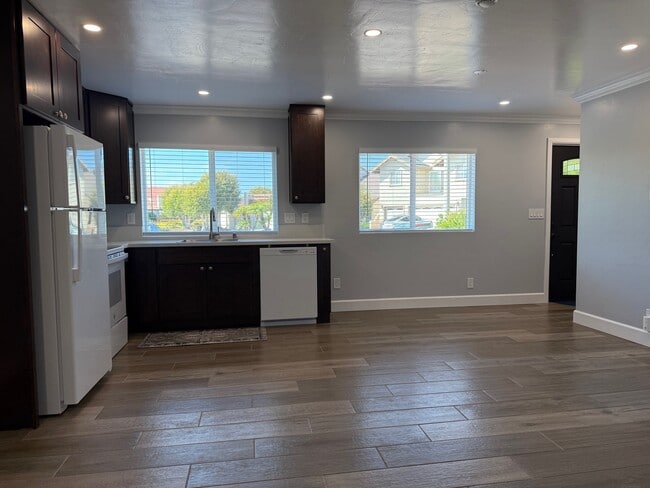 6112 Travers Way in San Diego, CA - Building Photo - Building Photo