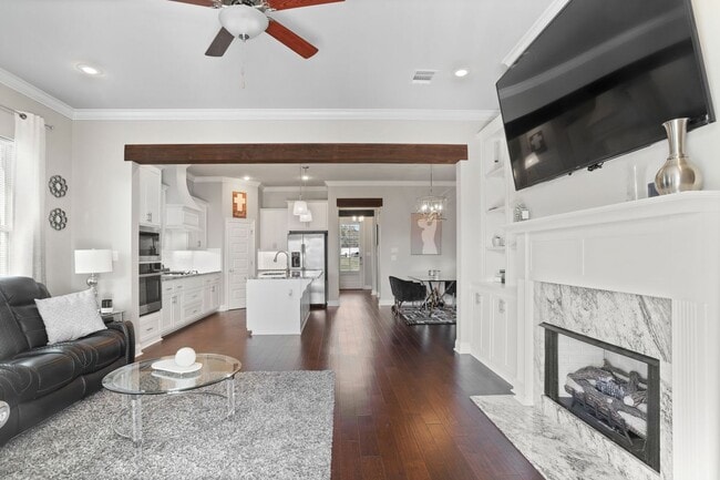 825 Mano Myrtle Dr in Gonzales, LA - Foto de edificio - Building Photo