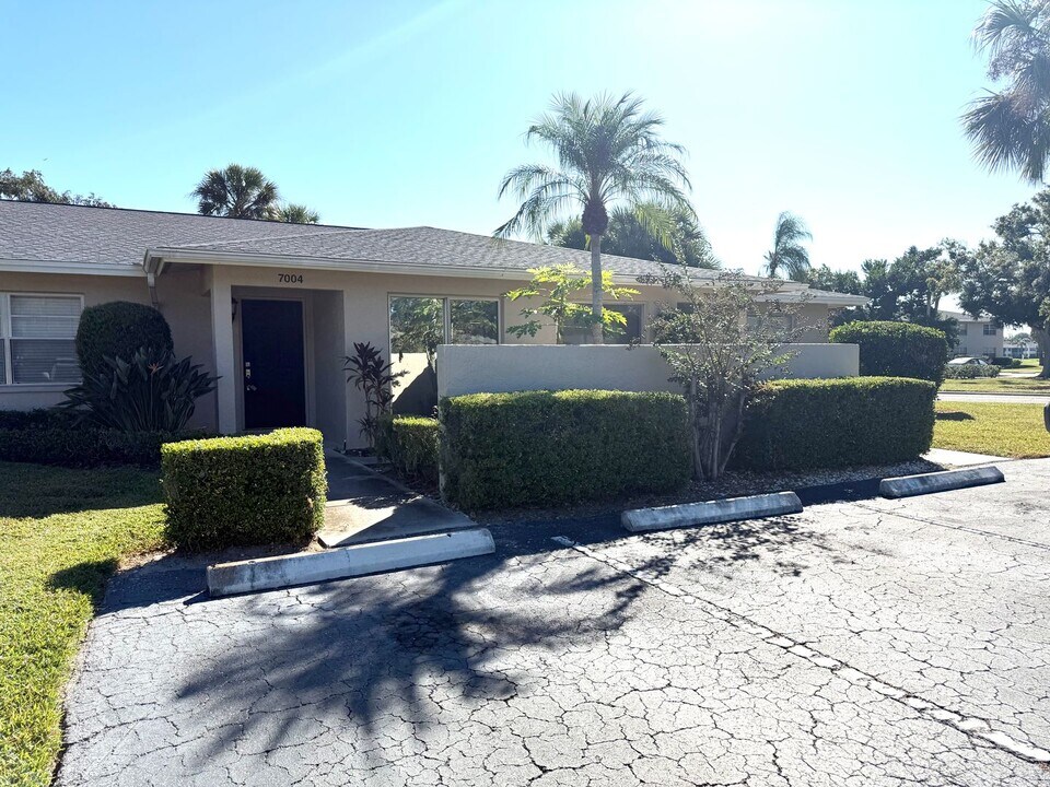 7004 W Country Club Dr N in Sarasota, FL - Building Photo