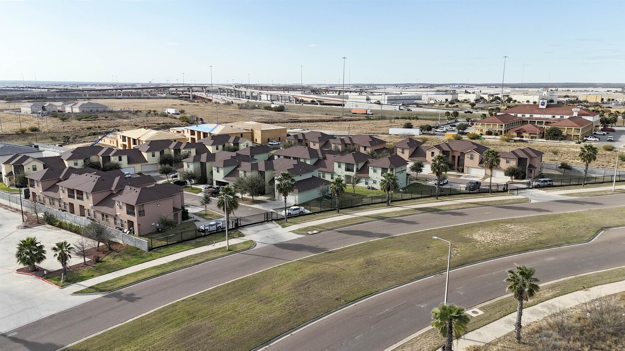 10510 Sandia Dr in Laredo, TX - Building Photo