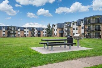 Melrose Gates in Brooklyn Center, MN - Foto de edificio - Building Photo