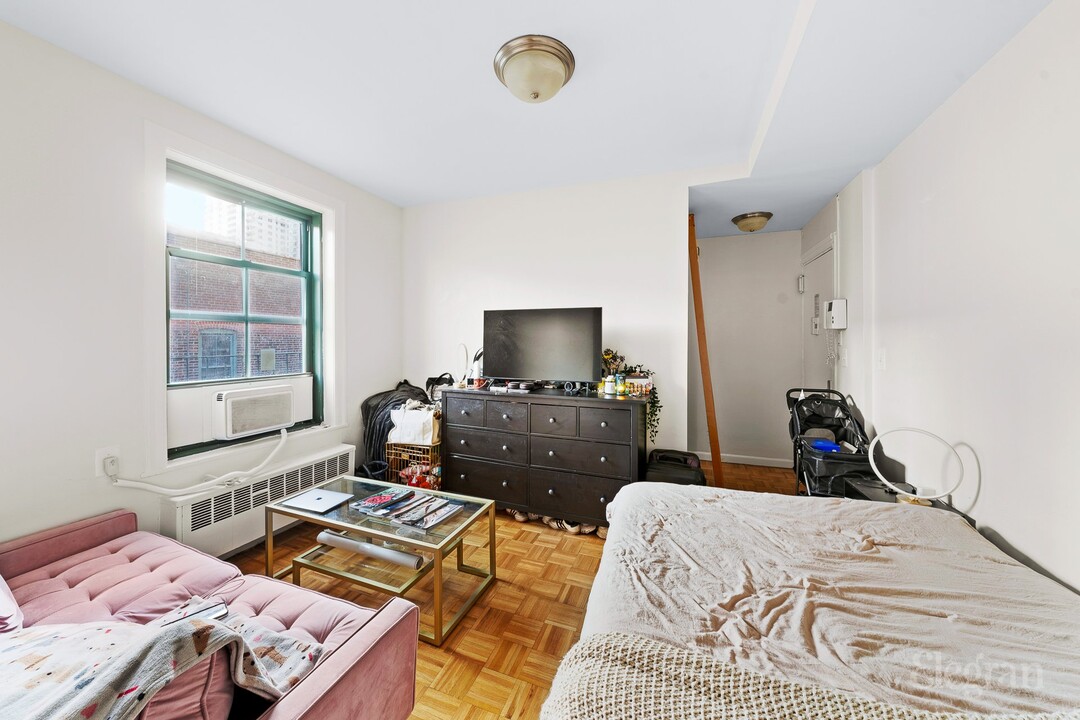 536 E 79th St in New York, NY - Building Photo