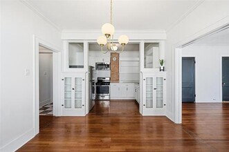 702 N Bishop Ave in Dallas, TX - Foto de edificio - Building Photo