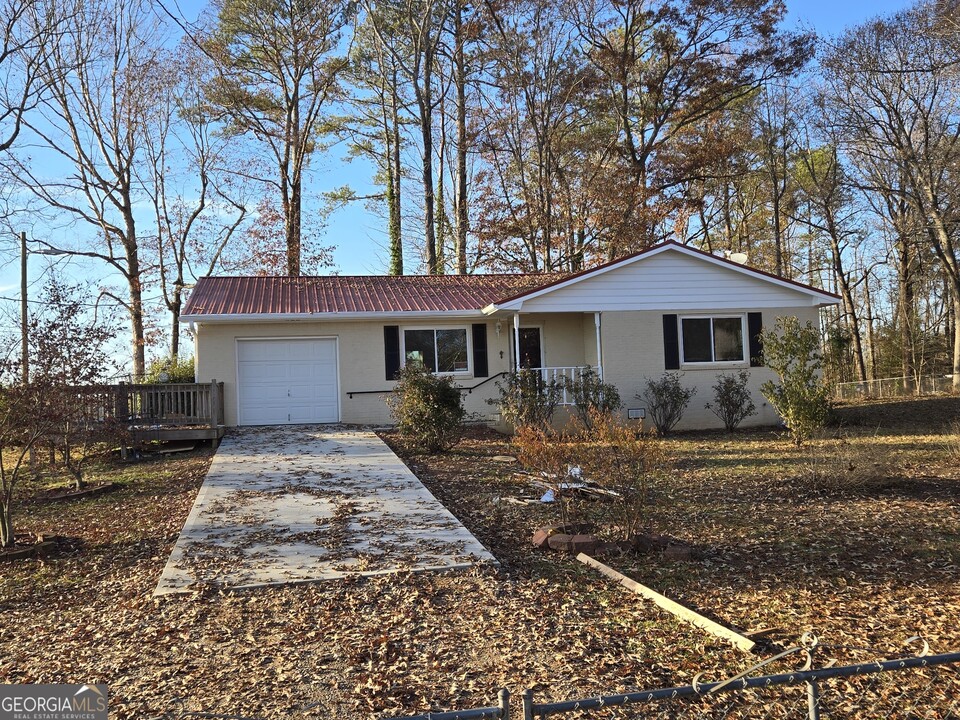 393 L G Griffin Rd in Locust Grove, GA - Building Photo