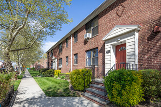 18931 39th Ave in Flushing, NY - Building Photo - Building Photo