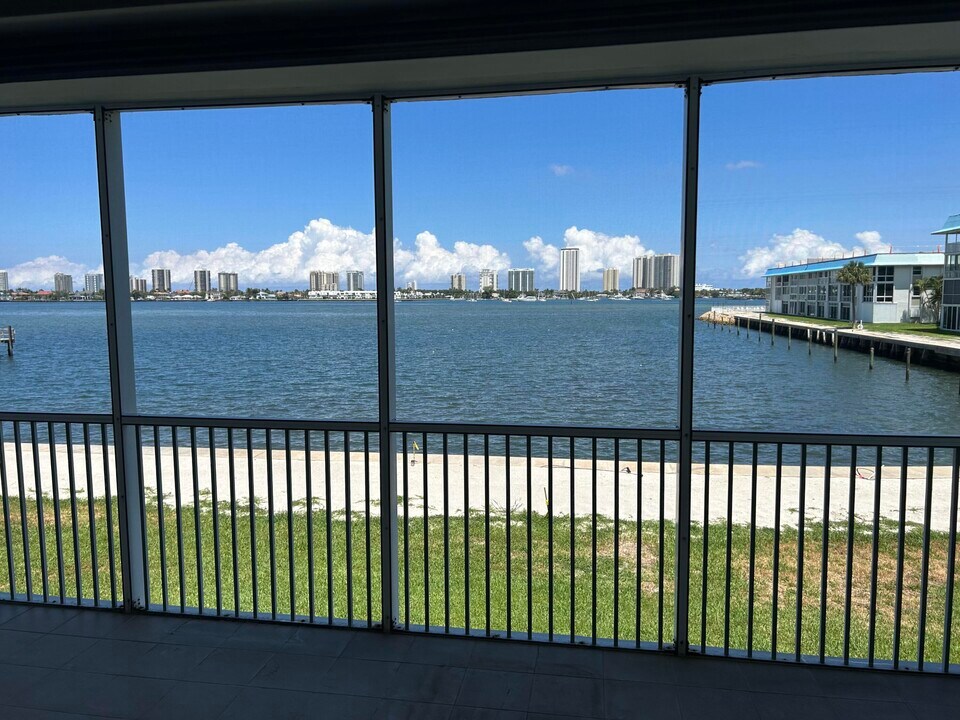 2936 Lake Shore Dr in West Palm Beach, FL - Building Photo