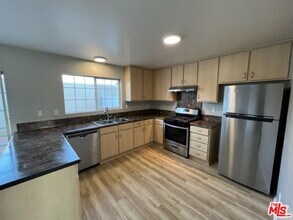 19142 Haynes St in Los Angeles, CA - Foto de edificio - Building Photo