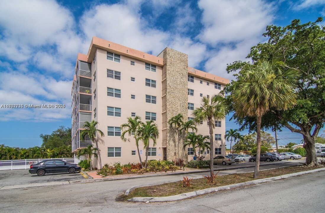 1830 Dixieana St in Hollywood, FL - Building Photo