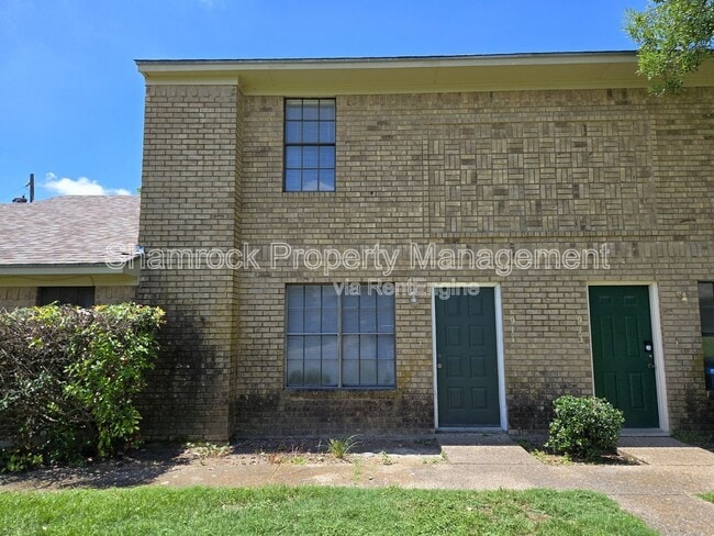 property at 911 Lancelot Cir