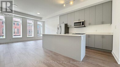 28 Chestnut Ct in Aurora, ON - Building Photo - Building Photo