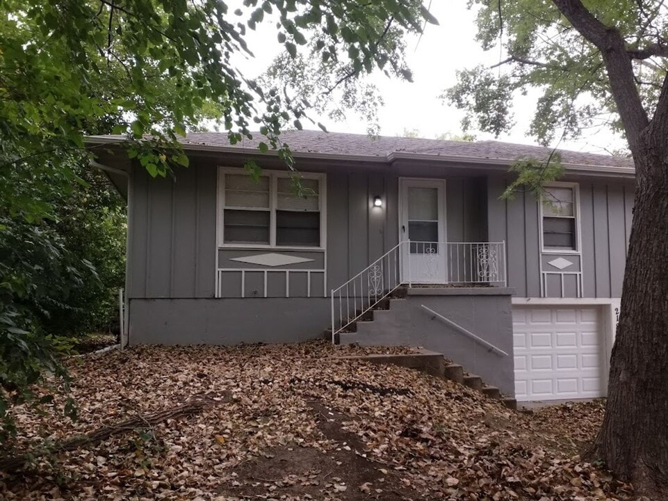 218 SW 19th St in Oak Grove, MO - Building Photo