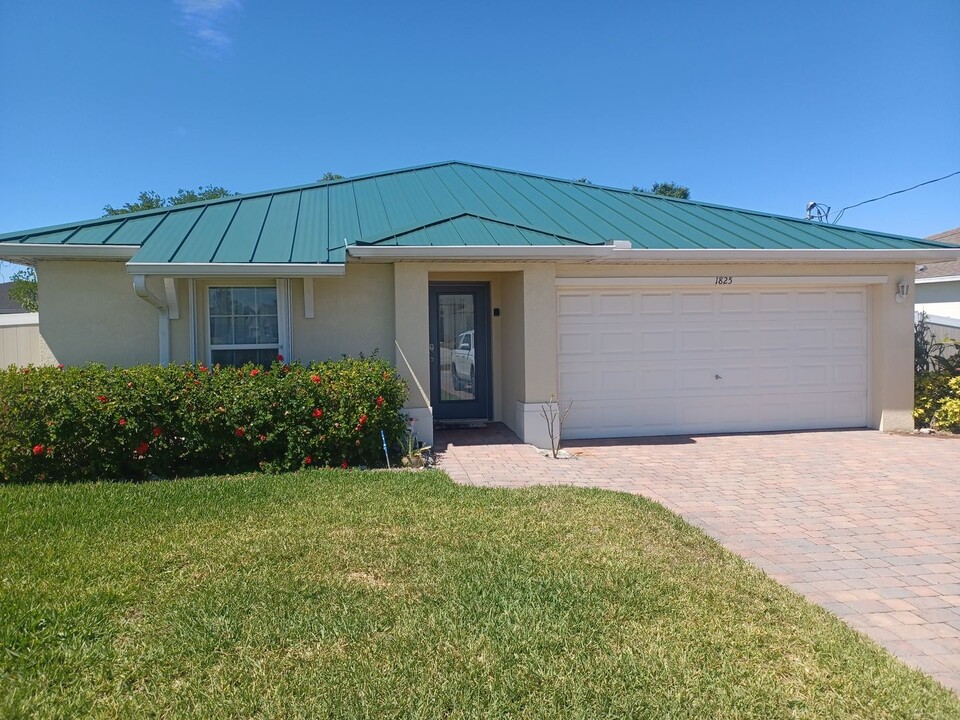 1825 S Gator Cir in Cape Coral, FL - Building Photo