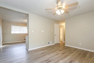 8270 Attleboro Dr in Jonesboro, GA - Foto de edificio - Building Photo