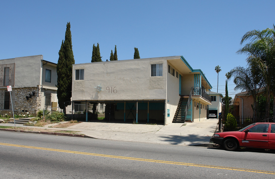 916 N Normandie Ave in Los Angeles, CA - Building Photo